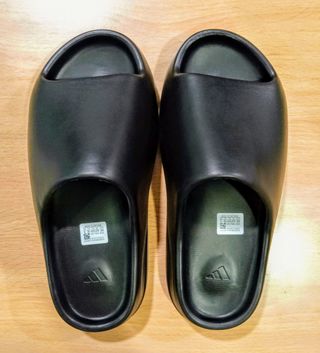 Chanclas Yeezy Slide negras
