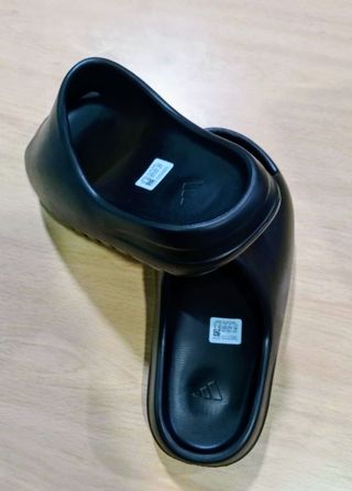 Chanclas Yeezy Slide negras