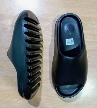 Chanclas Yeezy Slide negras