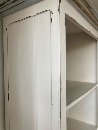 LIBRERÍA blanca y marrón.