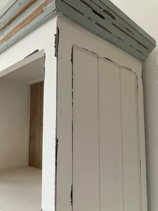 LIBRERÍA blanca y marrón.