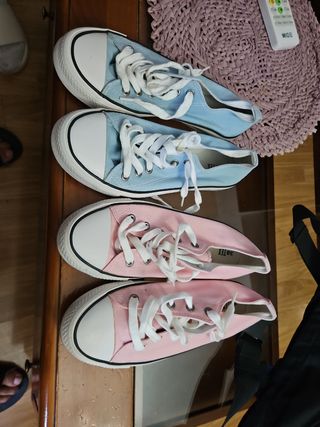 Zapatillas Converse azules y rosas