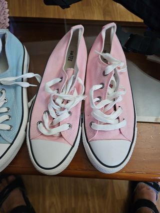 Zapatillas Converse azules y rosas