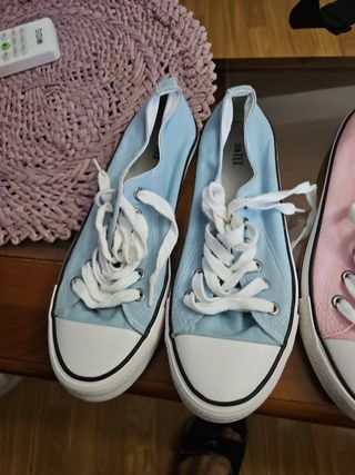 Zapatillas Converse azules y rosas