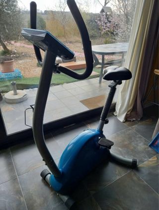 Bicicleta estática BH Fitness.

