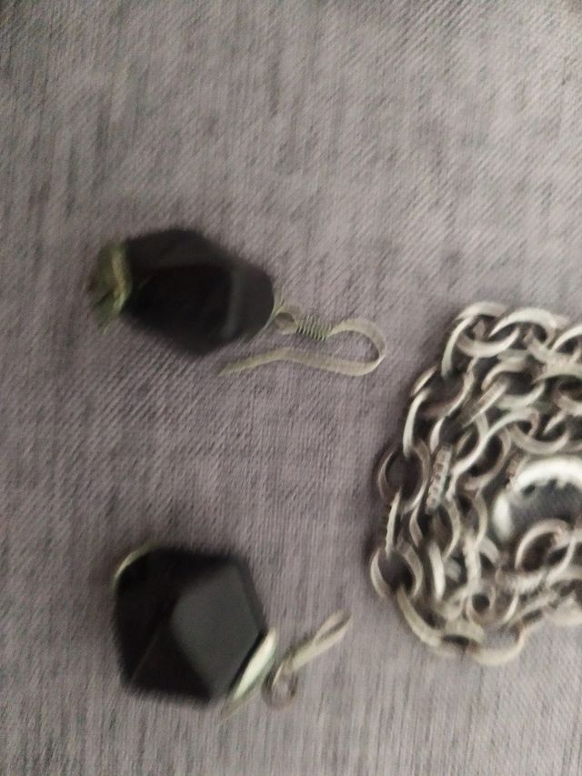 Collar y pendientes negros
