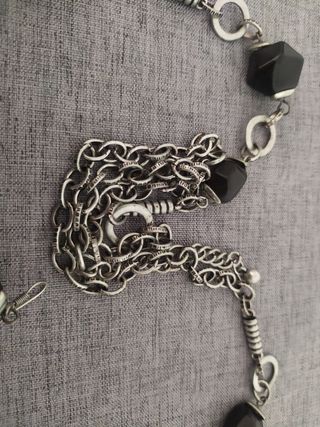 Collar y pendientes negros