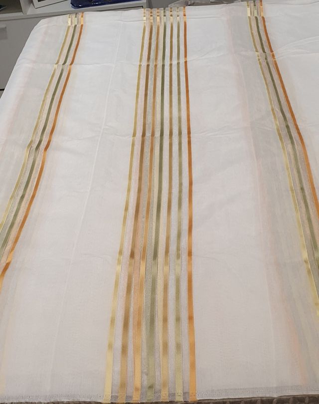 Cortina blanca y dorada