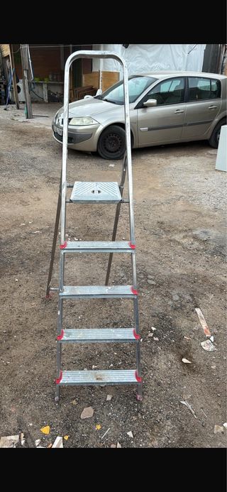Escalera aluminio 4 peldaños