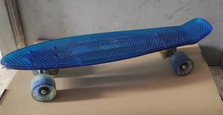 Monopatín transparente azul 56 cm