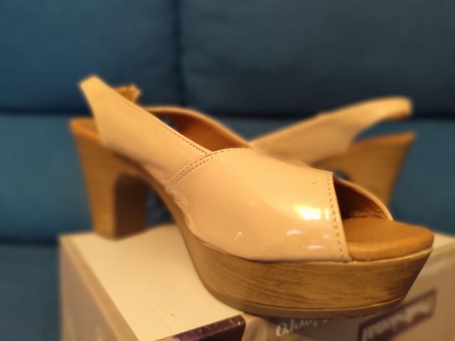 Zapatos beige tacón medio de señora