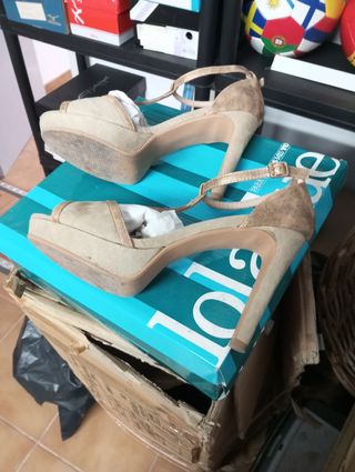 Tacones beige y dorado talla 40