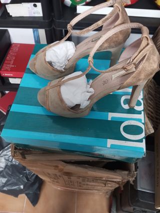 Tacones beige y dorado talla 40