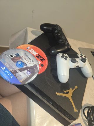 PS4 (PlayStation 4) con 2 mandos y 4 juegos