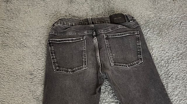 Pantalón vaquero negro. Zara.