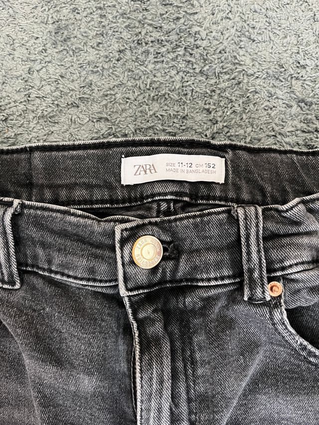 Pantalón vaquero negro. Zara.