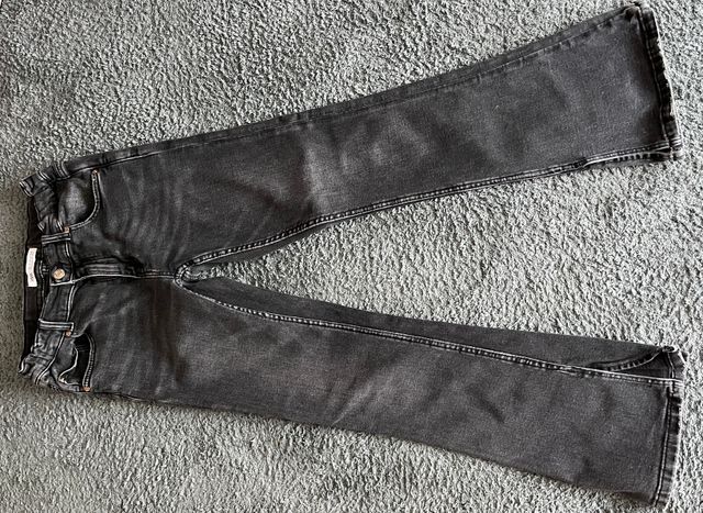 Pantalón vaquero negro. Zara.