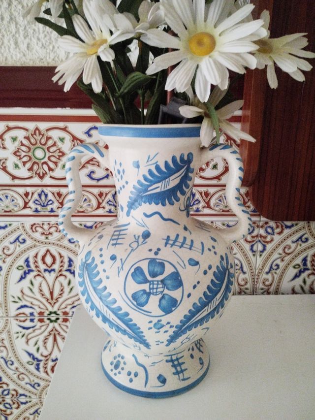 Jarrón cerámico azul y blanco