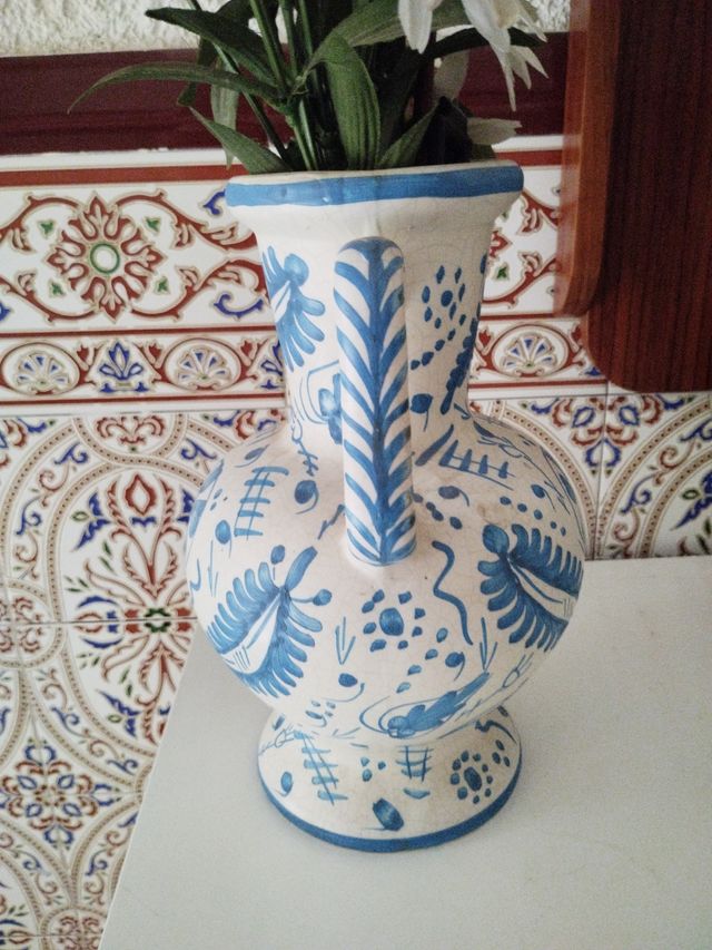 Jarrón cerámico azul y blanco