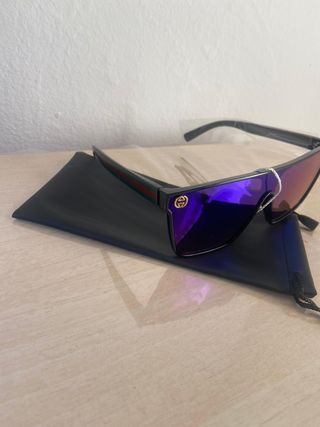 Gafas sol modernas azules