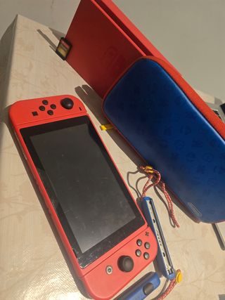 Nintendo Switch roja + juego + funda