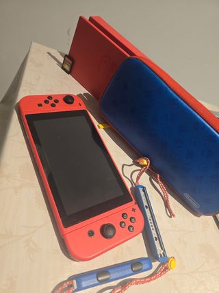 Nintendo Switch roja + juego + funda