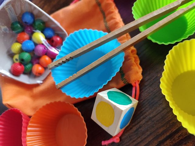 Juguete pinzas Waldorf Montessori