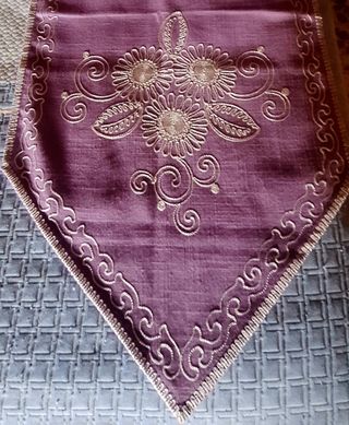 Tapete bordado morado