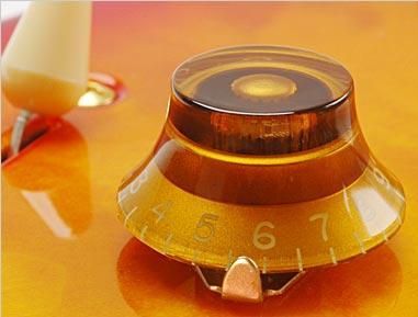 Ponteiros e botões de guitarra com pedal de baixo amplificado