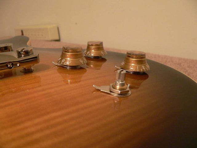 Ponteiros e botões de guitarra com pedal de baixo amplificado