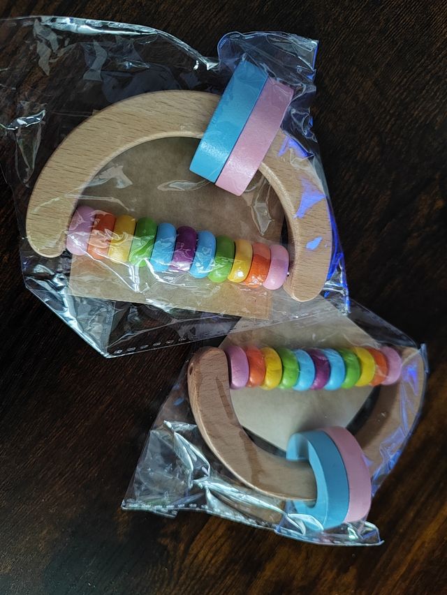 Sonajeros arcoiris bebé madera