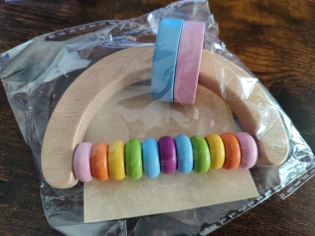 Sonajeros arcoiris bebé madera