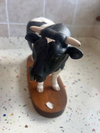 Toro Friesian de porcelana
