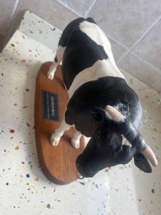 Toro Friesian de porcelana