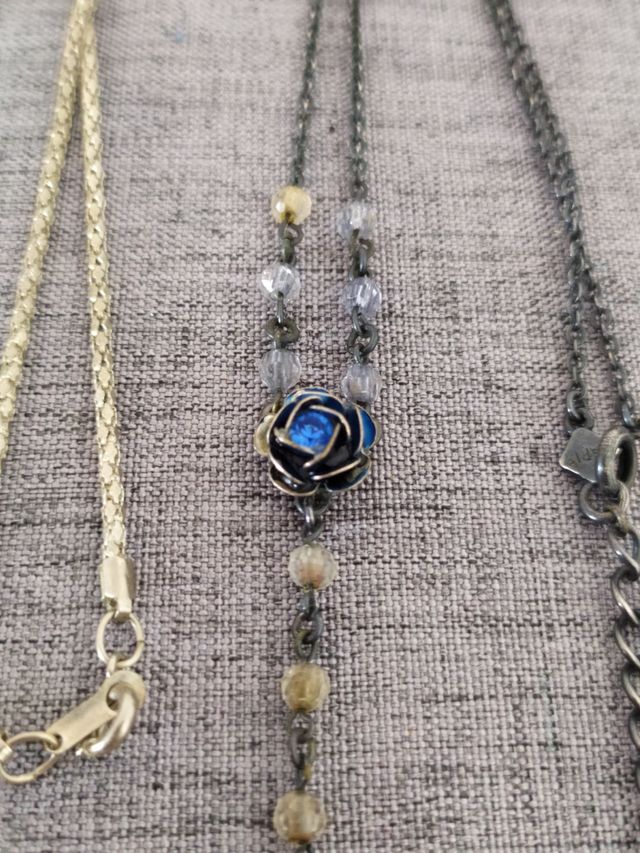 Collares dorados y azules