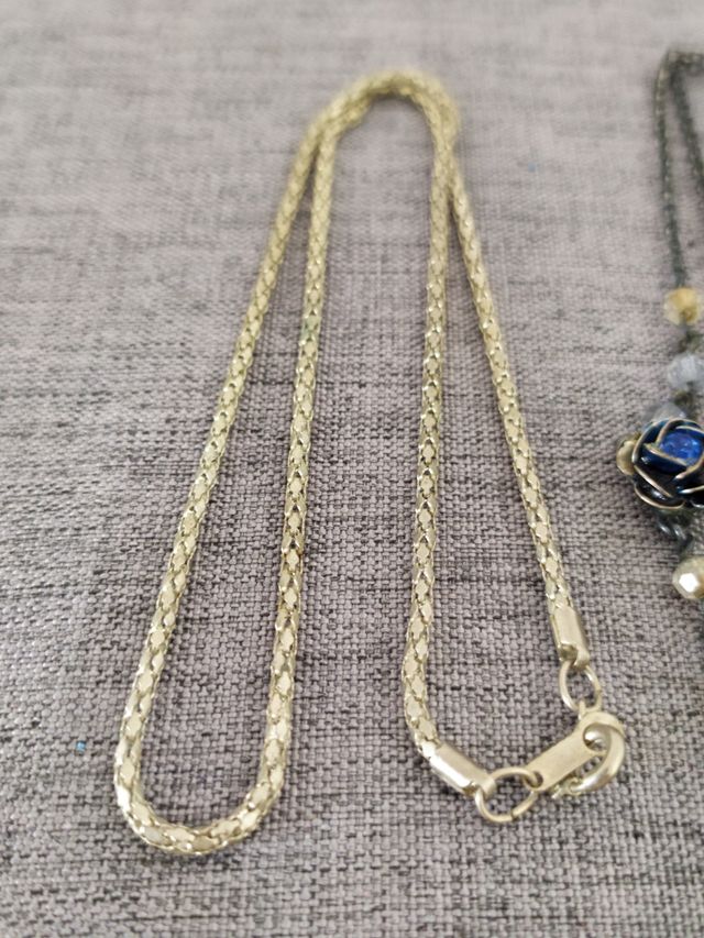 Collares dorados y azules