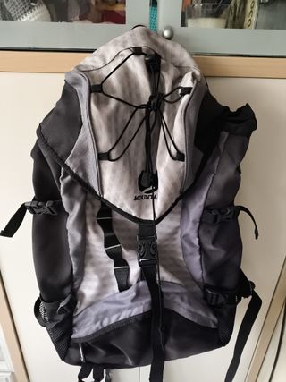 Mochila Mountain gris-negra con protector.30 litro