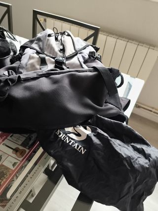 Mochila Mountain gris-negra con protector.30 litro