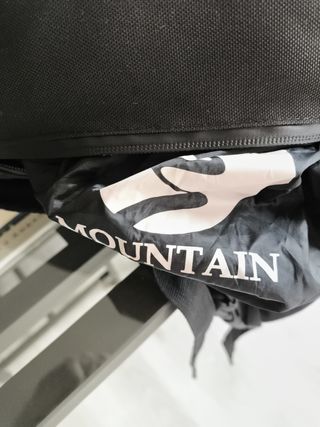 Mochila Mountain gris-negra con protector.30 litro