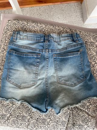 pack de tres pantalones y una falda