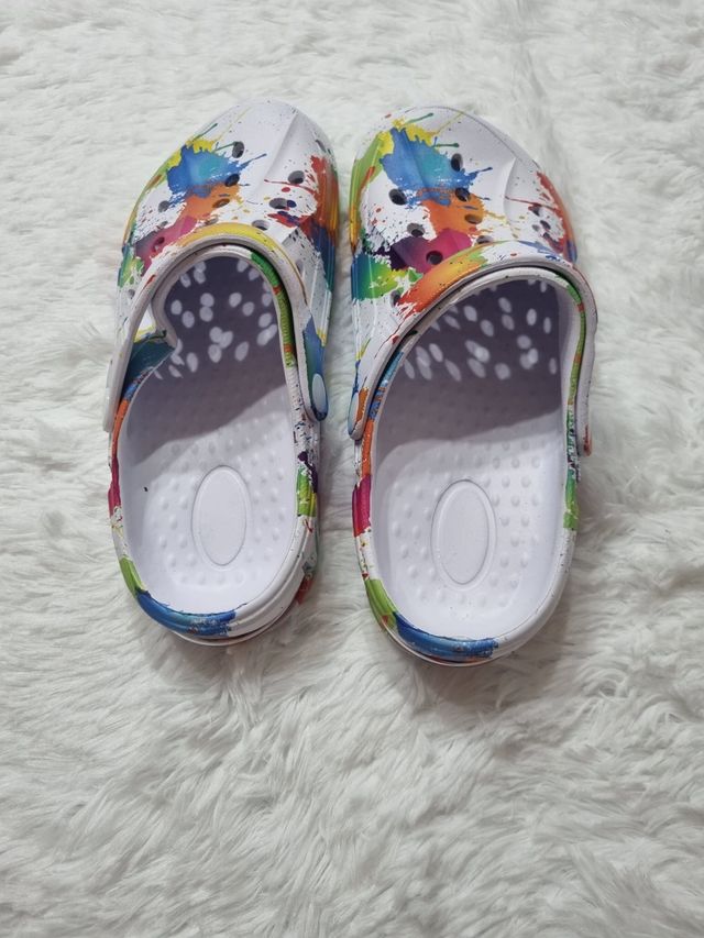 ¡Zuecos tipo Crocs multicolor Talla 38