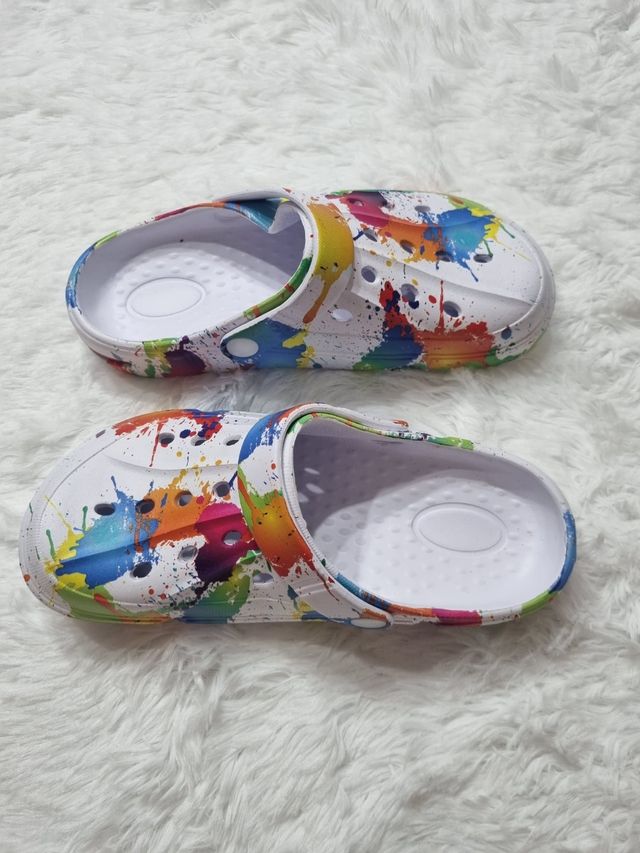¡Zuecos tipo Crocs multicolor Talla 38