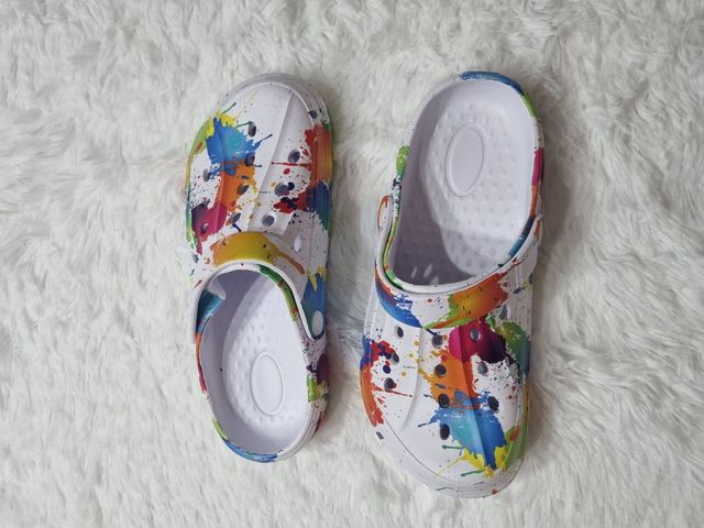 ¡Zuecos tipo Crocs multicolor Talla 38