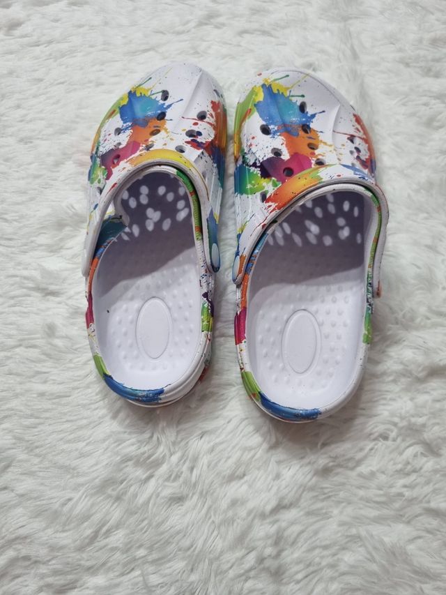 ¡Zuecos tipo Crocs multicolor Talla 38