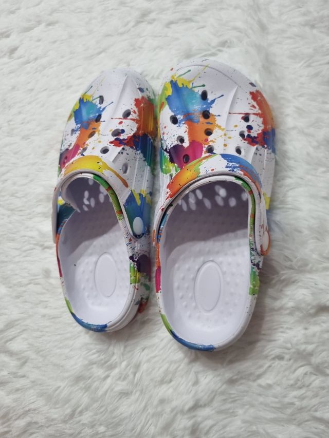 ¡Zuecos tipo Crocs multicolor Talla 38