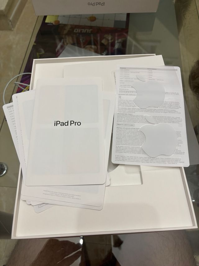 Caja Ipad pro. antes de darle a comprar hablarme