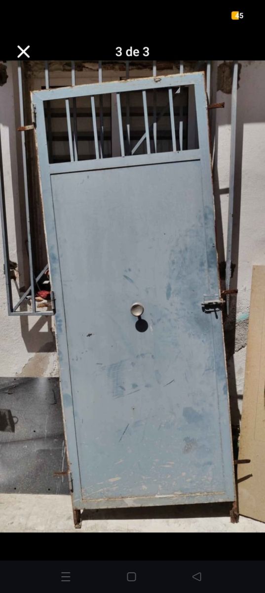 Puerta metálica azul con marco