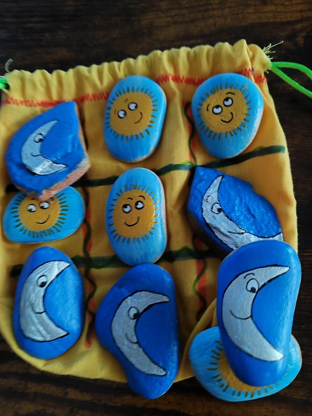 Tres en raya: piedras pintadas a mano