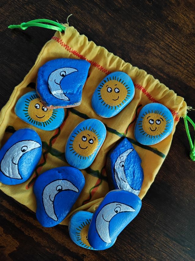 Tres en raya: piedras pintadas a mano