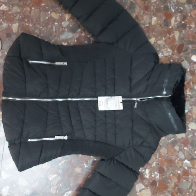 Plumifero negro mujer